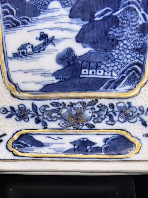 古玩陶瓷清乾隆珍珠地青花山水紋雙耳方瓶真品鑒賞圖