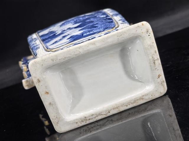 古玩陶瓷清乾隆珍珠地青花山水紋雙耳方瓶真品鑒賞圖