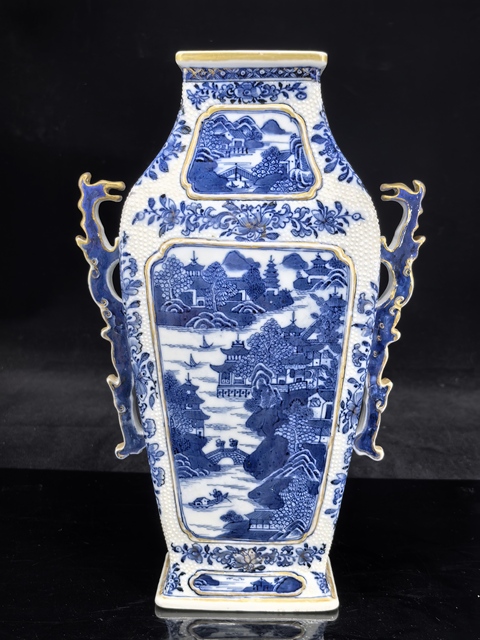 古玩陶瓷清乾隆珍珠地青花山水紋雙耳方瓶真品鑒賞圖