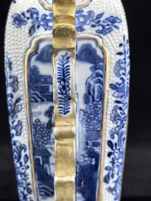 古玩陶瓷清乾隆珍珠地青花山水紋雙耳方瓶真品鑒賞圖