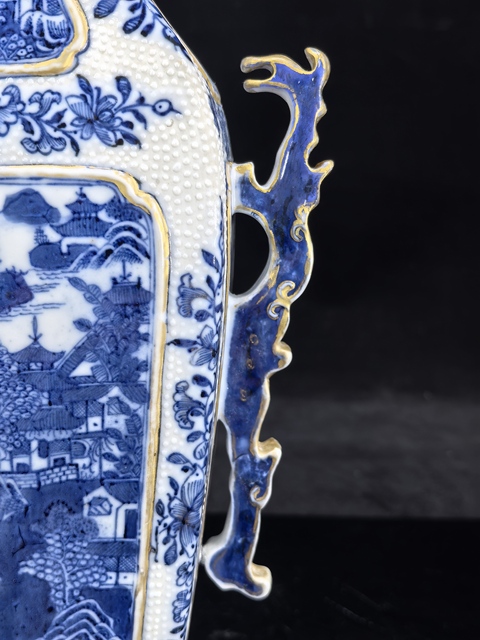 古玩陶瓷清乾隆珍珠地青花山水紋雙耳方瓶真品鑒賞圖