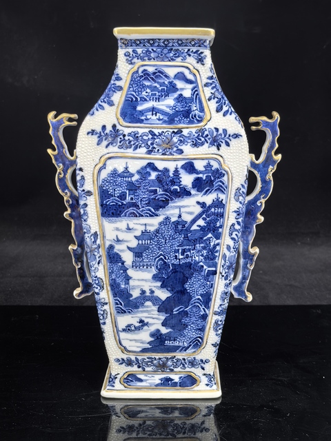 古玩陶瓷清乾隆珍珠地青花山水紋雙耳方瓶真品鑒賞圖