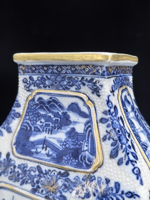 古玩陶瓷清乾隆珍珠地青花山水紋雙耳方瓶真品鑒賞圖