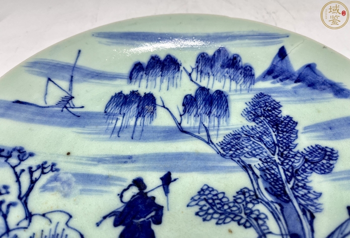 古玩陶瓷清中期豆青釉青花山水人物盤真品鑒賞圖