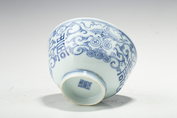 古玩陶瓷清嘉慶·青花纏枝福壽紋茶碗真品鑒賞圖