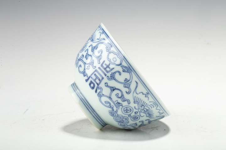 古玩陶瓷清嘉慶·青花纏枝福壽紋茶碗真品鑒賞圖