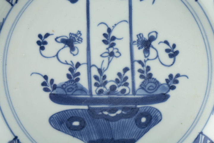 古玩陶瓷清康熙·青花花籃紋折沿盤拍賣，當前價格872元