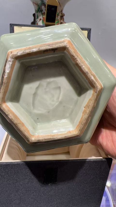 古玩陶瓷豆青釉花卉紋香爐真品鑒賞圖