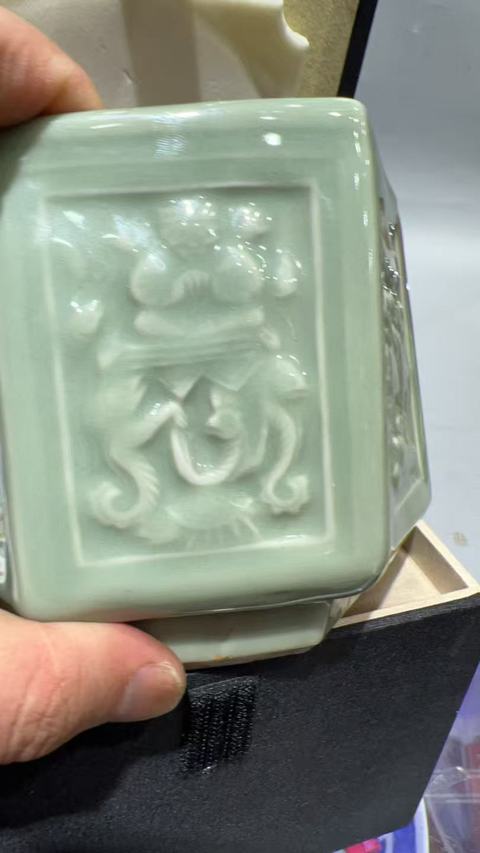 古玩陶瓷豆青釉花卉紋香爐真品鑒賞圖