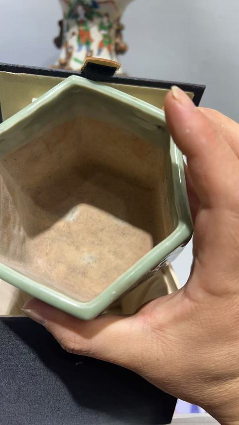 古玩陶瓷豆青釉花卉紋香爐真品鑒賞圖