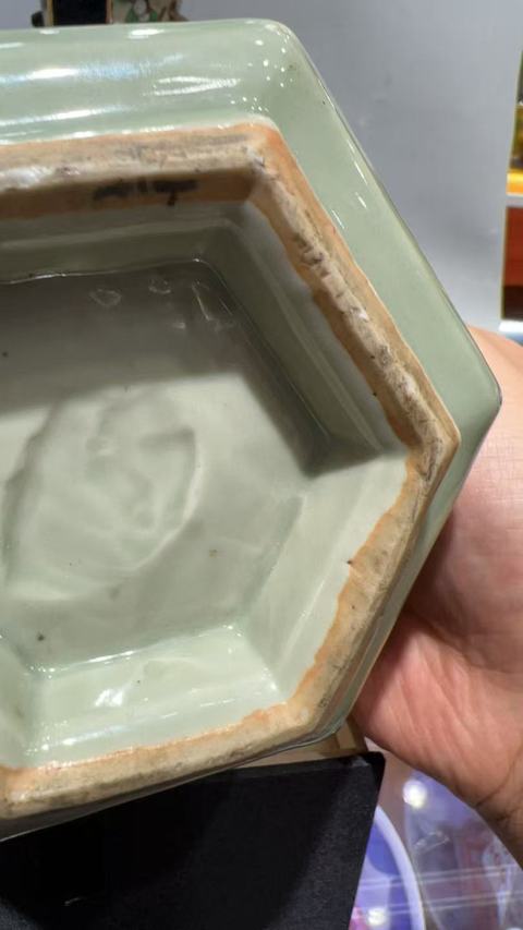 古玩陶瓷豆青釉花卉紋香爐真品鑒賞圖