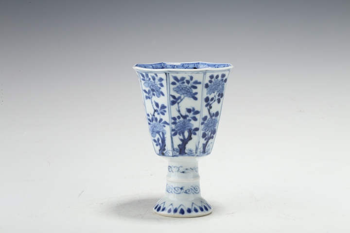 古玩陶瓷康熙·青花開窗花卉紋八方高足杯真品鑒賞圖