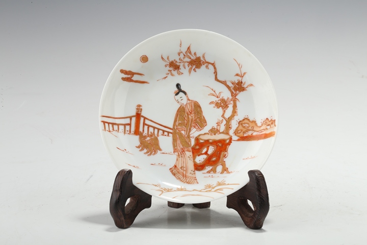 古玩陶瓷康熙·礬紅墨彩描金暗春宮紋碟真品鑒賞圖