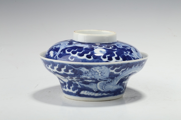 古玩陶瓷清晚·青花留白趕珠龍紋蓋碗真品鑒賞圖