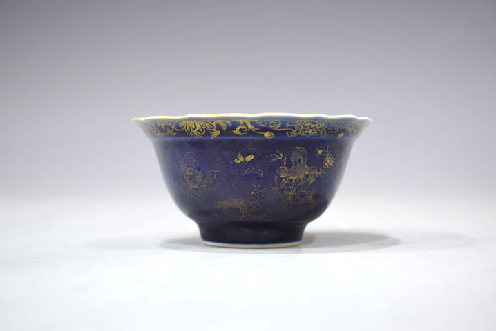 古玩陶瓷清乾隆外霽藍描金內(nèi)粉彩花卉紋茶圓拍賣,當前價格2352元