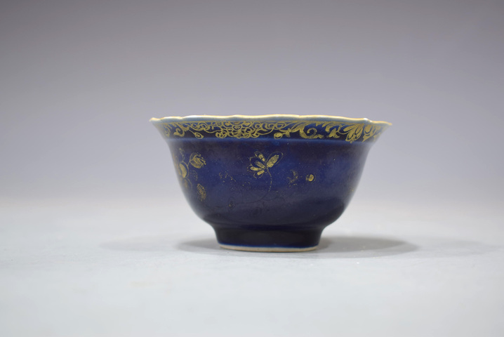 古玩陶瓷清乾隆外霽藍描金內(nèi)粉彩花卉紋茶圓拍賣,當前價格2352元