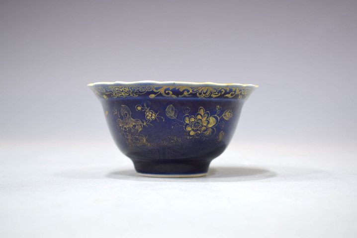 古玩陶瓷清乾隆外霽藍描金內(nèi)粉彩花卉紋茶圓拍賣,當前價格2352元