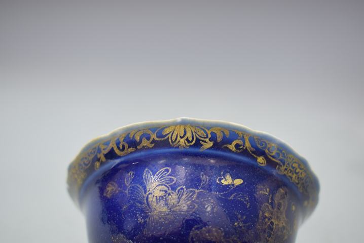 古玩陶瓷清乾隆外霽藍描金內(nèi)粉彩花卉紋茶圓拍賣,當前價格2352元