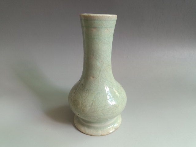 古玩陶瓷龍泉青瓷刻花長頸瓶真品鑒賞圖