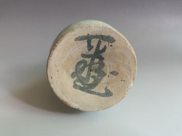 古玩陶瓷龍泉青瓷刻花長頸瓶真品鑒賞圖