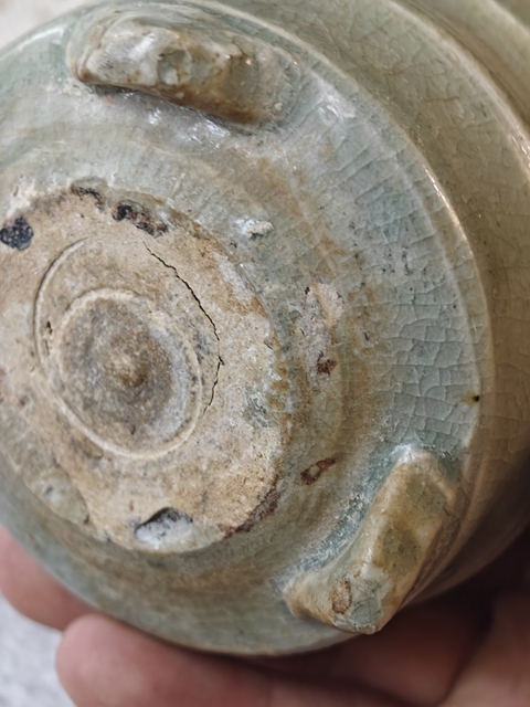 古玩陶瓷元代龍泉窯旋紋三足爐真品鑒賞圖