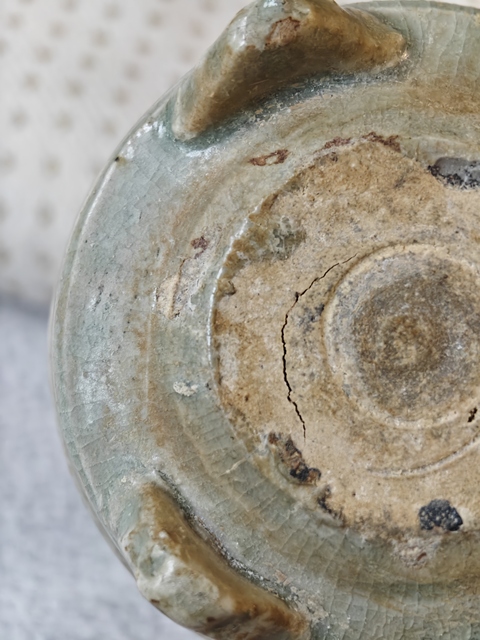 古玩陶瓷元代龍泉窯旋紋三足爐真品鑒賞圖