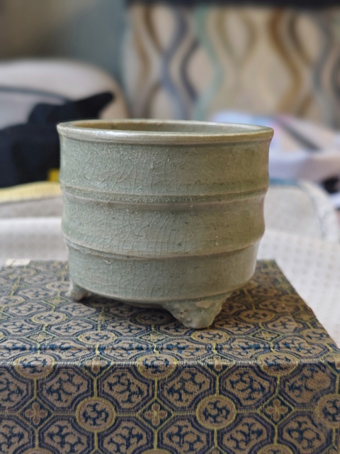 古玩陶瓷元代龍泉窯旋紋三足爐真品鑒賞圖