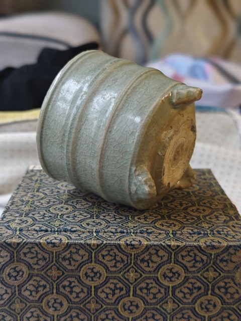 古玩陶瓷元代龍泉窯旋紋三足爐真品鑒賞圖