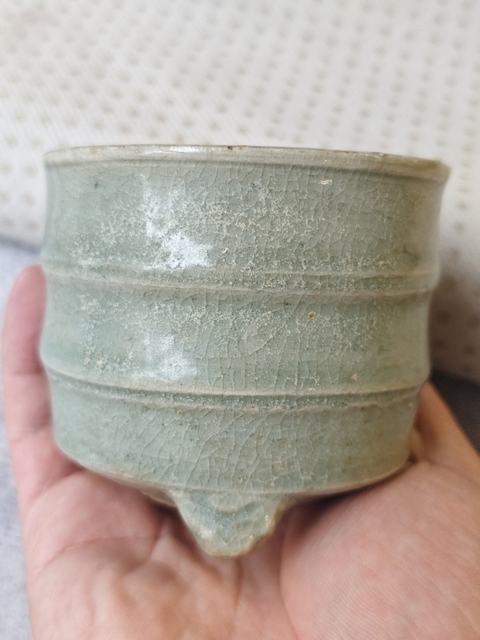 古玩陶瓷元代龍泉窯旋紋三足爐真品鑒賞圖