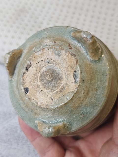 古玩陶瓷元代龍泉窯旋紋三足爐真品鑒賞圖