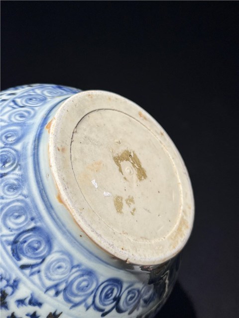 古玩陶瓷明中期 青花纏枝花卉紋罐真品鑒賞圖