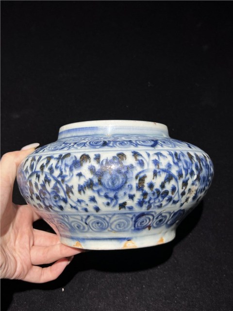 古玩陶瓷明中期 青花纏枝花卉紋罐真品鑒賞圖