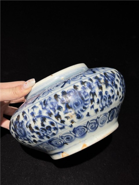 古玩陶瓷明中期 青花纏枝花卉紋罐真品鑒賞圖