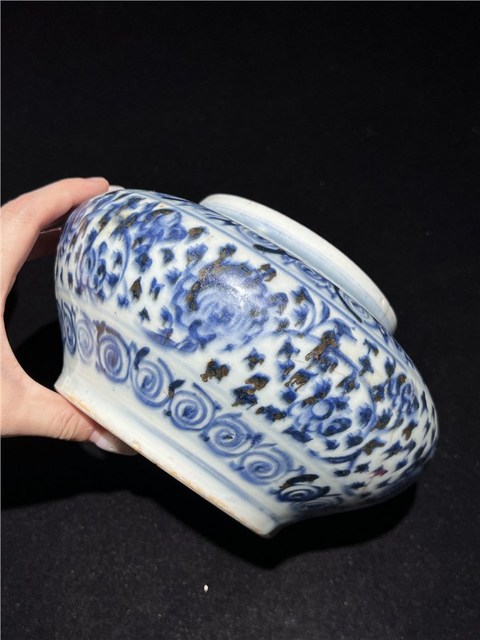 古玩陶瓷明中期 青花纏枝花卉紋罐真品鑒賞圖