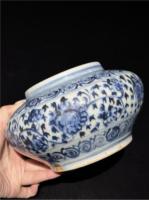 古玩陶瓷明中期 青花纏枝花卉紋罐真品鑒賞圖