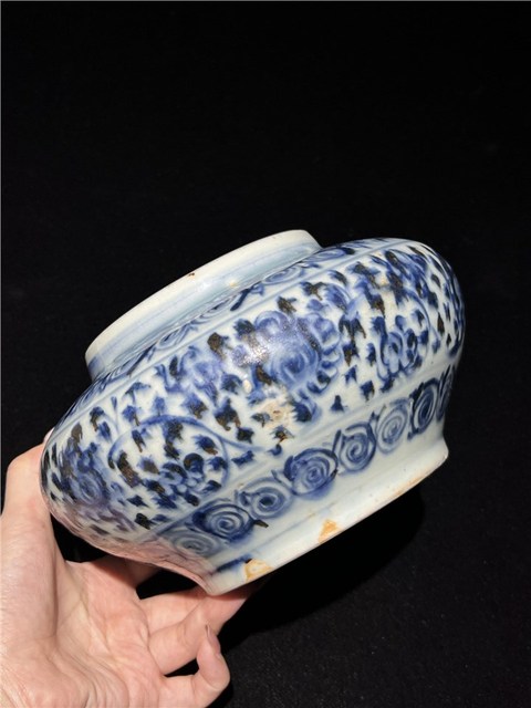 古玩陶瓷明中期 青花纏枝花卉紋罐真品鑒賞圖