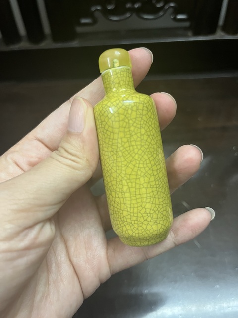 古玩陶瓷黃哥釉鼻煙壺真品鑒賞圖