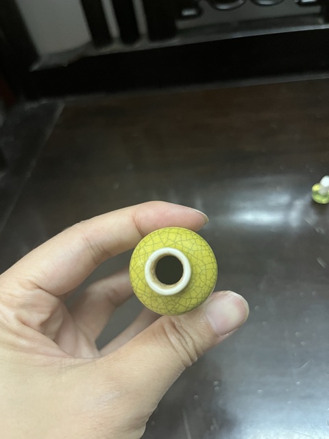 古玩陶瓷黃哥釉鼻煙壺真品鑒賞圖