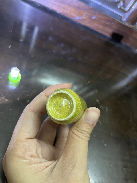 古玩陶瓷黃哥釉鼻煙壺真品鑒賞圖