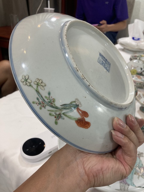 古玩陶瓷乾隆粉彩詩文人物盤真品鑒賞圖