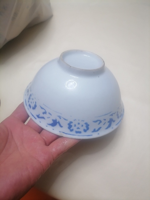 古玩陶瓷藍料彩花卉紋茶碗真品鑒賞圖