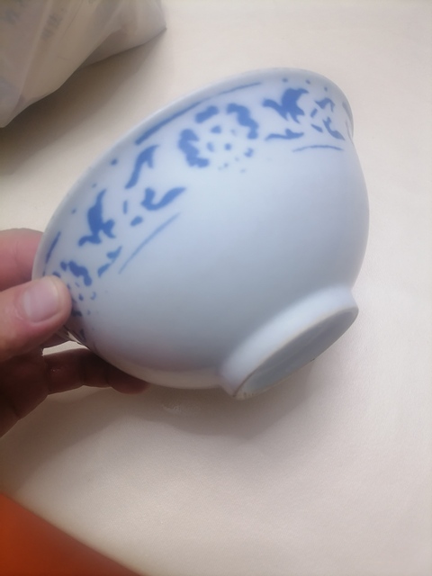 古玩陶瓷藍料彩花卉紋茶碗真品鑒賞圖