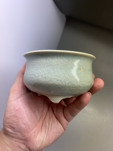 古玩陶瓷龍泉青瓷三足爐真品鑒賞圖