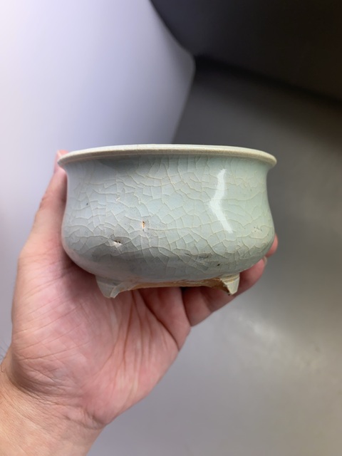 古玩陶瓷龍泉青瓷三足爐真品鑒賞圖