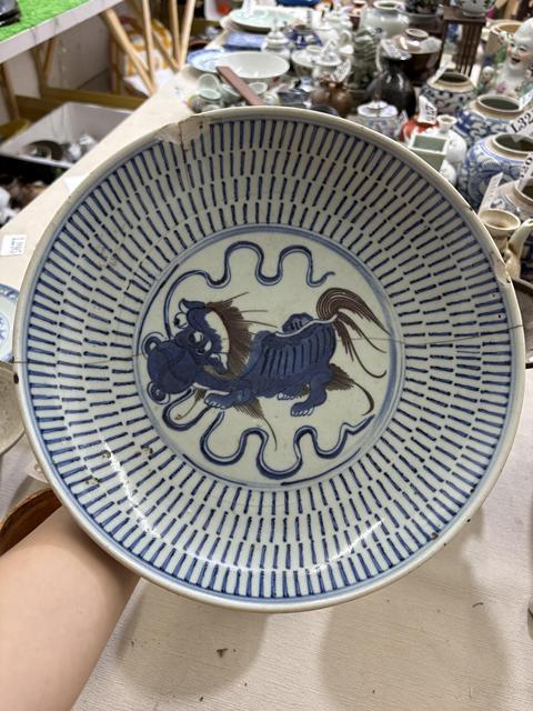 古玩陶瓷飄帶繡球獅子紋青花釉里紅盤(pán)真品鑒賞圖