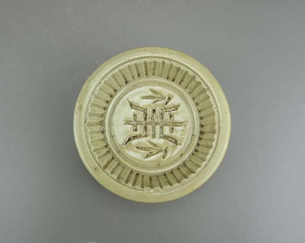 古玩陶瓷明代.龍泉窯青瓷刻壽字托盤拍賣,當前價格66元