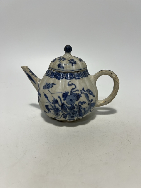古玩陶瓷青花花卉紋瓜棱壺真品鑒賞圖