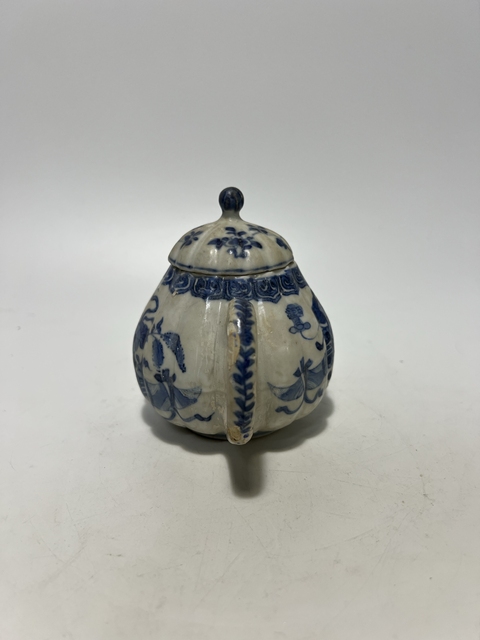 古玩陶瓷青花花卉紋瓜棱壺真品鑒賞圖