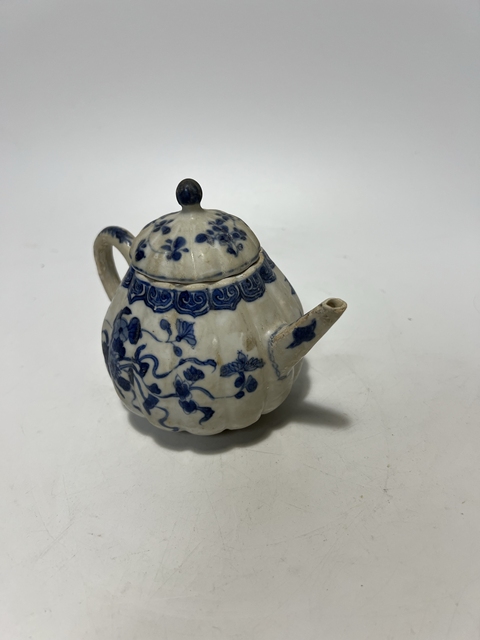 古玩陶瓷青花花卉紋瓜棱壺真品鑒賞圖