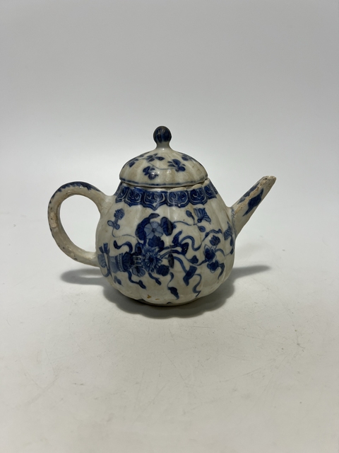古玩陶瓷青花花卉紋瓜棱壺真品鑒賞圖
